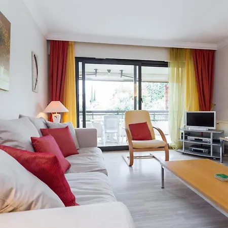 Sleeps 2 Pool Air Con Wifi Apartment *