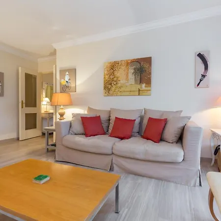 Sleeps 2 Pool Air Con Wifi