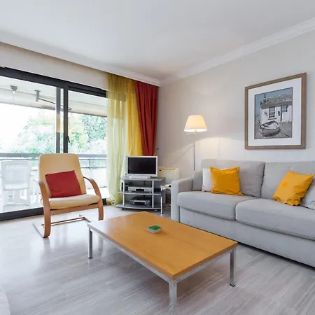 Sleeps 2 Pool Air Con Wifi 公寓 *