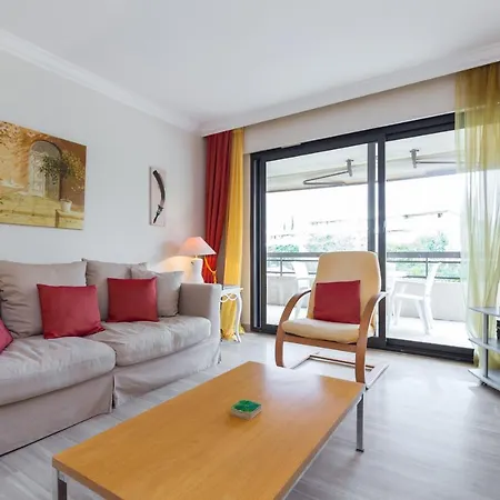 Sleeps 2 Pool Air Con Wifi *