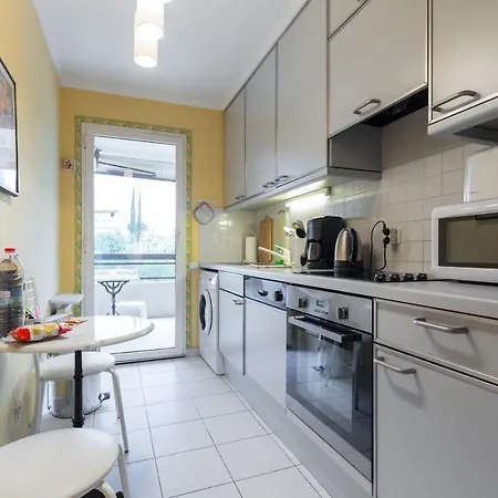 Sleeps 2 Pool Air Con Wifi